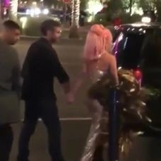 Lady Gaga s neznámym mužom