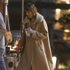 Dakota Johnson po údajnom rozchode s prsteňom na ruke