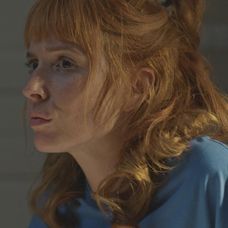 Nikol prekvapila Adama v kúpeľni v tej najnevhodnejšej chvíli.