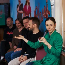 Zábery z tlačovej konferencie k premiére filmu Kavej, ktorá sa konala v železničnom vagóne