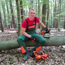 Hoci častejšie drevo zváža, šikovne vie narábať aj s motorovou pílou
