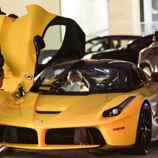 Cardi B sa vybrala na nákup iba v župane.