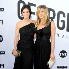 Courteney Cox a Jennifer Aniston na AFI Life Achievement Award Gala v Los Angeles