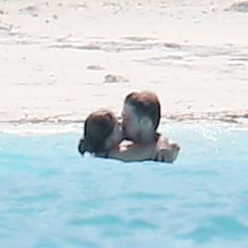 Taylor Swift na dovolenke s priateľom, hercom Joeom Alwynom