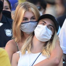 Vľavo Adam Ružička z Calgary Flames.