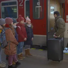 Deti sa prišli s Edom rozlúčiť na stanicu.