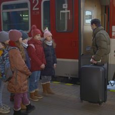 Deti sa prišli s Edom rozlúčiť na stanicu.