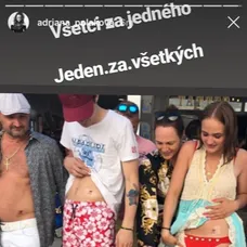 Caner Cindoruk s novým imidžom s priateľkou a hereckým kolegom