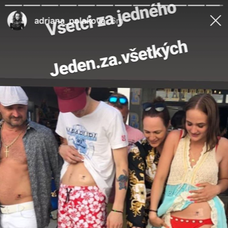 Caner Cindoruk s novým imidžom s priateľkou a hereckým kolegom