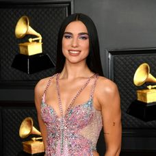 Dua Lipa na 63. ročníku hudobných cien Grammy v Los Angeles