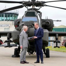 Karol III. odovzdal vojenský titul synovi Williamovi