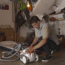 Netuší, že ho niekto vyruší.