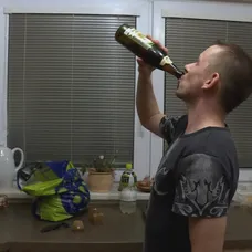 Lukáš si rád vypije.