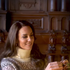 Princezná Kate zdobí vianočný stromček.