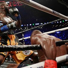 Deontay Wilder oslavuje knokaut na Luisa Ortiza v 6. kole.