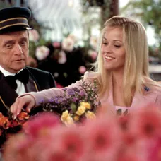 Bob Newhart ako vrátnik Sid po boku Reese Witherspoon vo filme Pravá blondýnka 2.