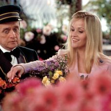 Bob Newhart ako vrátnik Sid po boku Reese Witherspoon vo filme Pravá blondýnka 2.