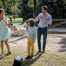 Sisa, Alex a Max na Farme