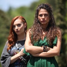 Başak Gümülcinelioğlu v seriáli S hlavou v oblakoch