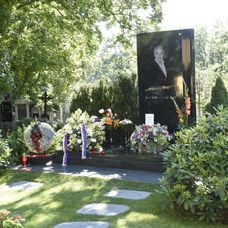 Hrob Karla Gotta pri príležitosti jeho nedožitých 81. narodenín.