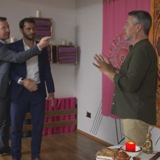 Alica dostane od detí krásny darček.