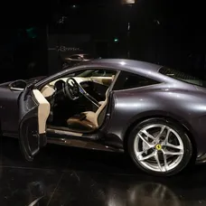 Nový typ športového automobilu Ferrari Roma počas oficiálneho predstavenia v Ríme.