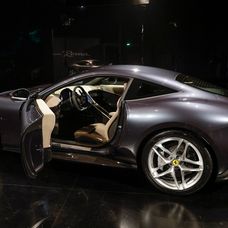 Nový typ športového automobilu Ferrari Roma počas oficiálneho predstavenia v Ríme.