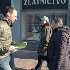 Na nože - Pyco láka zákazníkov v uliciach Martina