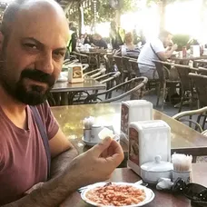  Devrim Saltoğlu (Kaya) s nastrelenými vlasmi.