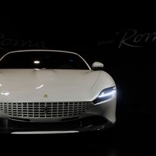 Muž čistí kaviareň po prílivovej povodní v Benátkach.