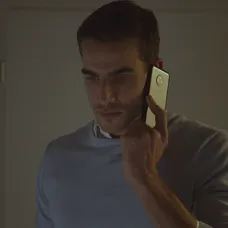 Martin (Adam Baryd) telefonuje s Luciou