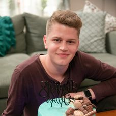 Oliverovu narodeninovú tortu zdobili fotky z jeho života.