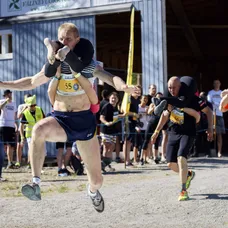 Majstrovstvá sveta v nosení manželky vo Fínsku.