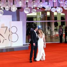 Ben Affleck a Jennifer Lopez na premiére filmu The Last Duel na Benátskom filmovom festivale