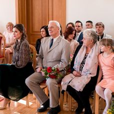 Lenka ušla sperd oltára