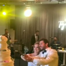 Ahmet Tansu Taşanlar a Oya Unustası - krájanie torty