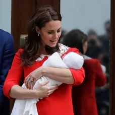 Kate Middleton a princ William predstúpili pred dav v deň pôrodu druhého syna.