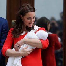 Kate Middleton a princ William predstúpili pred dav v deň pôrodu druhého syna.