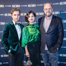 Oskar Hes a Kristýna Ryška a David Ondříček na premiére Kráľa Šumavy