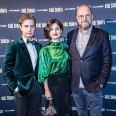 Oskar Hes a Kristýna Ryška a David Ondříček na premiére Kráľa Šumavy