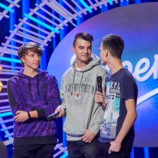 Matúš Lauro s kamarátmi zaspievali v sprievode Mariána Čekovského