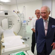 Kráľ Karol III. sa vrátil k verejným povinnostiam