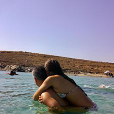 Jesicca Alba s rodinou oddychovala na Mykonose a zverejnila niekoľko snímok v bikinách.