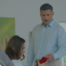 Andrej (Ján Koleník) zistil, že skleróza multiplex Júliinho (Sarah Arató) brata sa nezhoršuje.