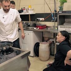 Na nože - Kuchárka Nika sa len o milimetre vyhla vážnym popáleninám