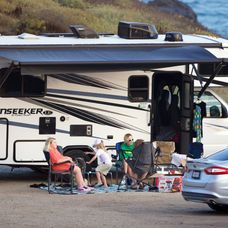 Tori Spelling žije s deťmi v karavane