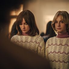 Eliška Křenková (vľavo) ako Ivana Bartošová a Anna Fialová ako Iveta Bartošová