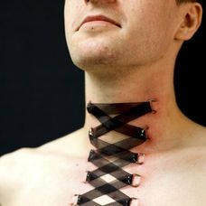 Henry Damon je fanúšikom komiksového zloducha Red Skull. Nechal si dokonca odrezať aj kus nosa