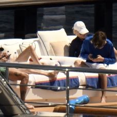 Na snímke zľava David s Victoriou a v modrom tričku ich syn Cruz.