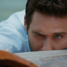 Seçkin Özdemir v seriáli V hre je láska